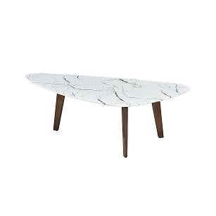 mesa de centro kessa muebles adenn marmol blanco cristal mesa triangular 130 x 76 x 40 cm con cubierta de cristal templado con impresión tipo mármol blanco y patas de madera color nogal, vista frontal en 3/4 sobre fondo neutro; incluye instructivo y herrajes; accesorios no incluidos. Adecuada también como mesa auxiliar para revistas y objetos decorativos.