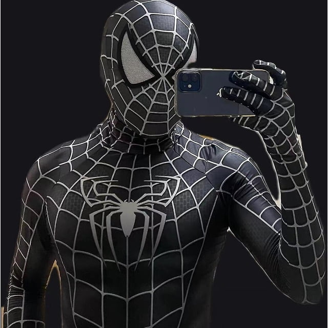 disfraz de spiderman negro remy para hombre de halloween, disfraz de venom symbiote remy, traje zentai para adulto vista frontal centrada con capucha; pieza negra ajustada con patrón de telaraña plateada y gran símbolo de araña en el pecho, tejido elástico visible y guantes integrados en la silueta, modelo sostiene un teléfono en selfie sobre fondo oscuro; a menudo usado como traje zentai para cosplay o sesiones fotográficas.