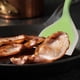 thumbnail image 3 of Espátula para pescado de plástico envuelta en silicona, pala para panqueques, volteador plano ancho antiadherente resistente al calor para Pizza de huevo (verde), 3 of 5
