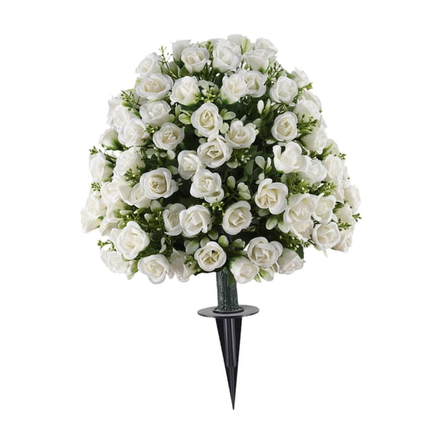 Arbustos de vegetación artificial con estacas decorativas, rosas artificiales para jardín al aire libre. Blanco