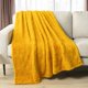 thumbnail image 3 of Manta de forro polar PAVILIA Sherpa, color amarillo mostaza, 130 x 150 cm, 3 of 9