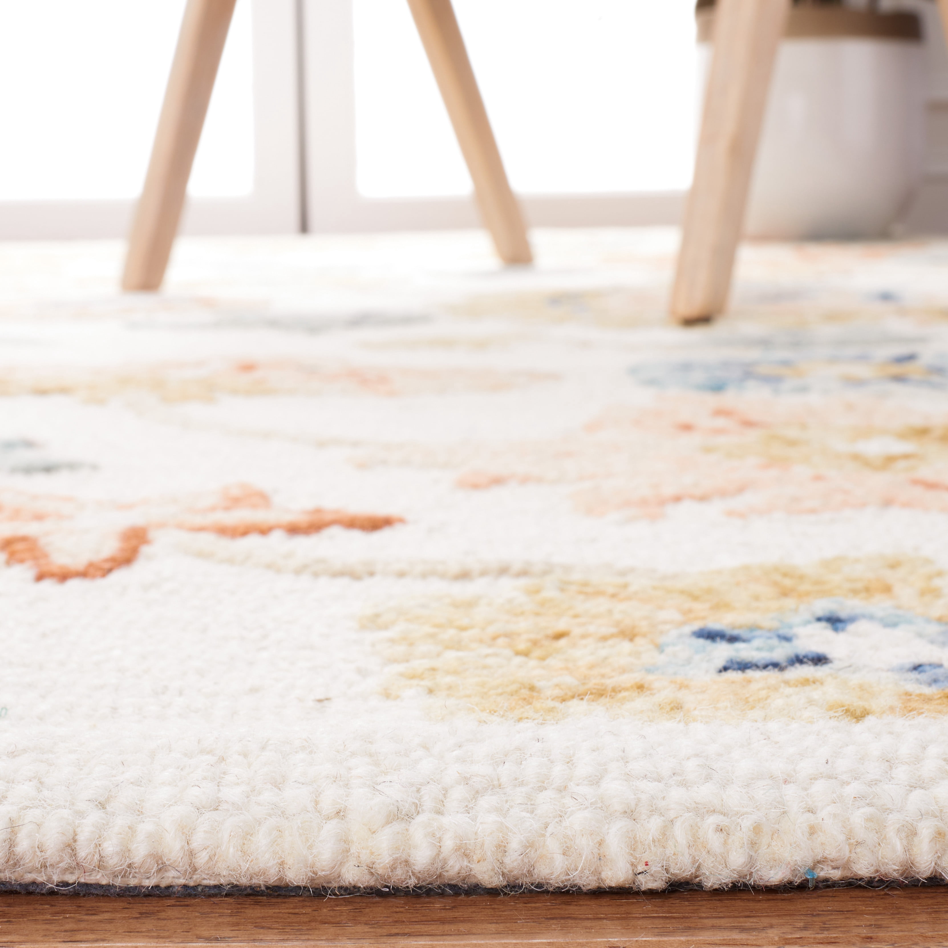 SAFAVIEH Metro Naira Floral Area Rug, Ivory/Grey, 6' x 6' Round