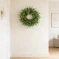 thumbnail image 4 of Corona de boj artificial para puerta principal | Corona de follaje artificial para decoración del hogar (interior y exterior) | Corona verde artificial realista para pared, ventana, porche, 4 of 7