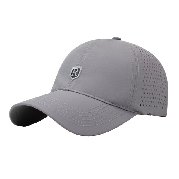 Gorra de béisbol de secado rápido con protección solar UPF, hebilla trasera ajustable y malla transpirable para actividades al aire libre.