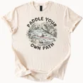 thumbnail image 1 of ALVORD Pagayez Votre Propre Sentier Kayak Rivière T-Shirt Graphique Unisexe P-5TG, 1 of 3