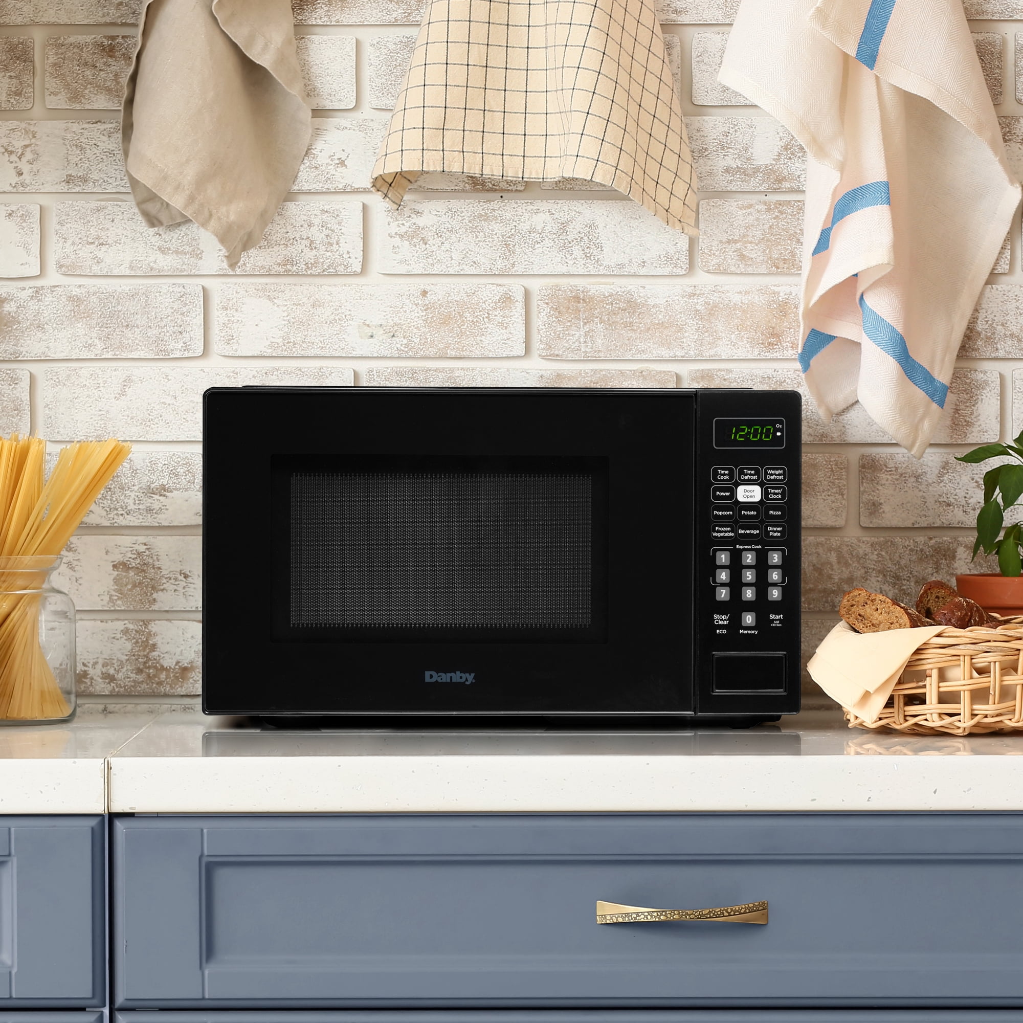 Danby 0.7 cu. ft. Countertop Microwave in Black (DBMW0721BBB)