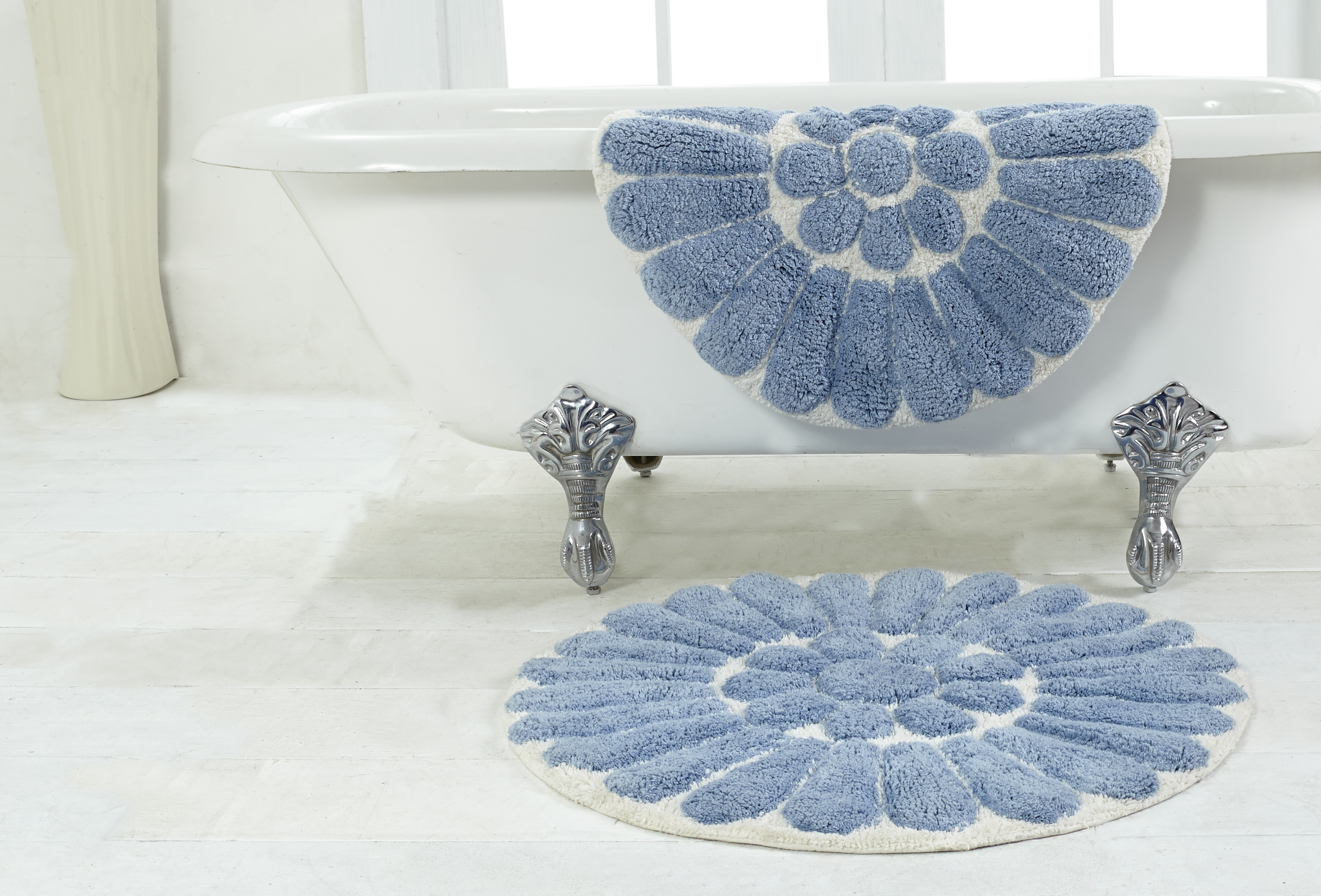 Chesapeake Bursting Flower 2 Pc Off White Blue Round Bath Rug Set 24 30