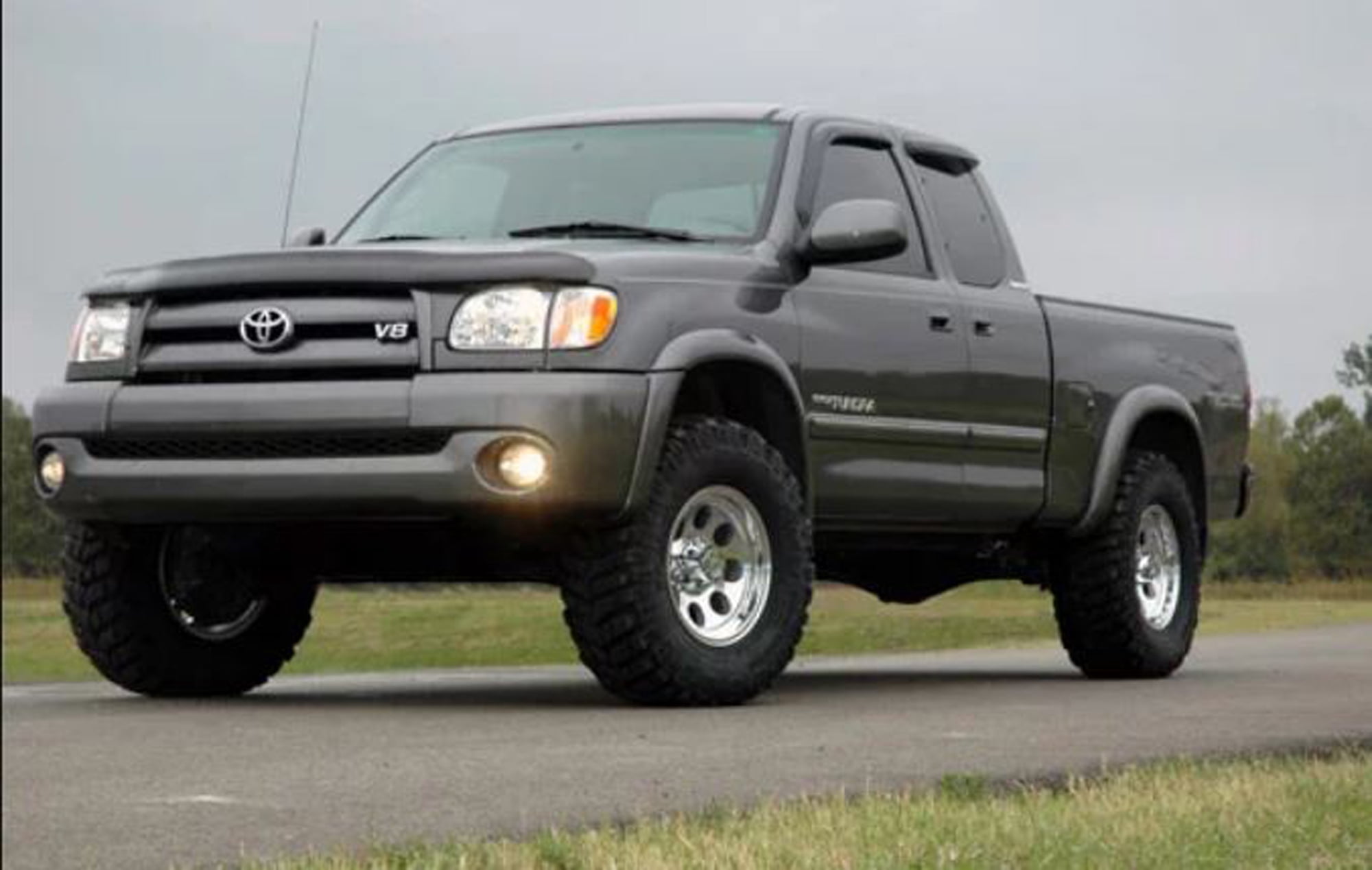 Rough Country 2.5" Lift Kit w/N3 Struts & Shocks for 2000-2006 Tundra - 75031