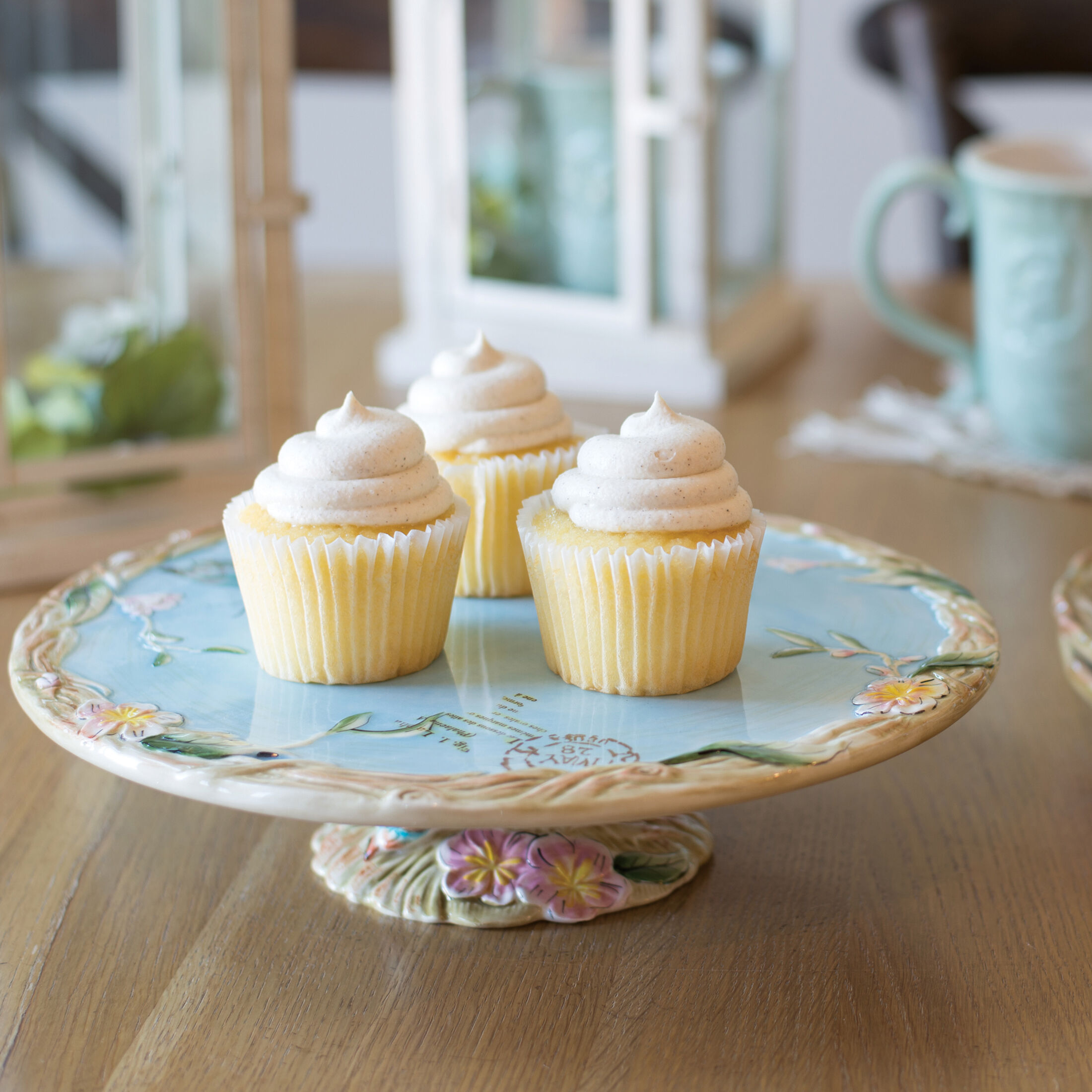 Fitz and Floyd Toulouse 11 1/4 in Footed Cake Plate