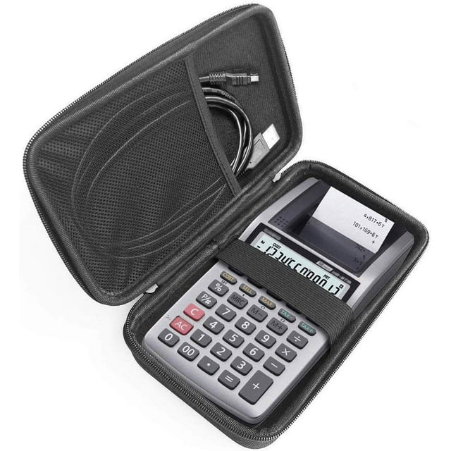 FitSand Étui Rigide pour Calculatrice Portative HR-8TM Plus à Impression, Montré Ouvert avec un Matériau EVA Noir pour l'Extérieur et l'Intérieur. l'Étui Comprend une Pochette en Maille pour Accessoires, Tels Que des Câbles, et une Sangle Élastique Fixant la Calculatrice en place. la Calculatrice Portative HR-8TM Plus à Impression n'Est Pas Incluse.