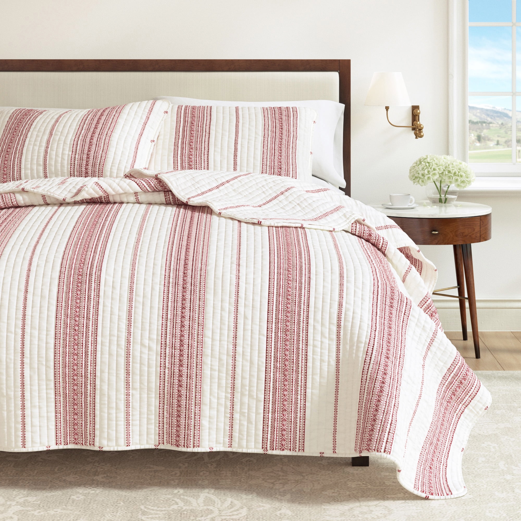 Striped Quilt Set - Lightweight, Soft, All-Season - 3-Piece Reversible Farmhouse Bedding Set (Full / Queen, Cream / Red)