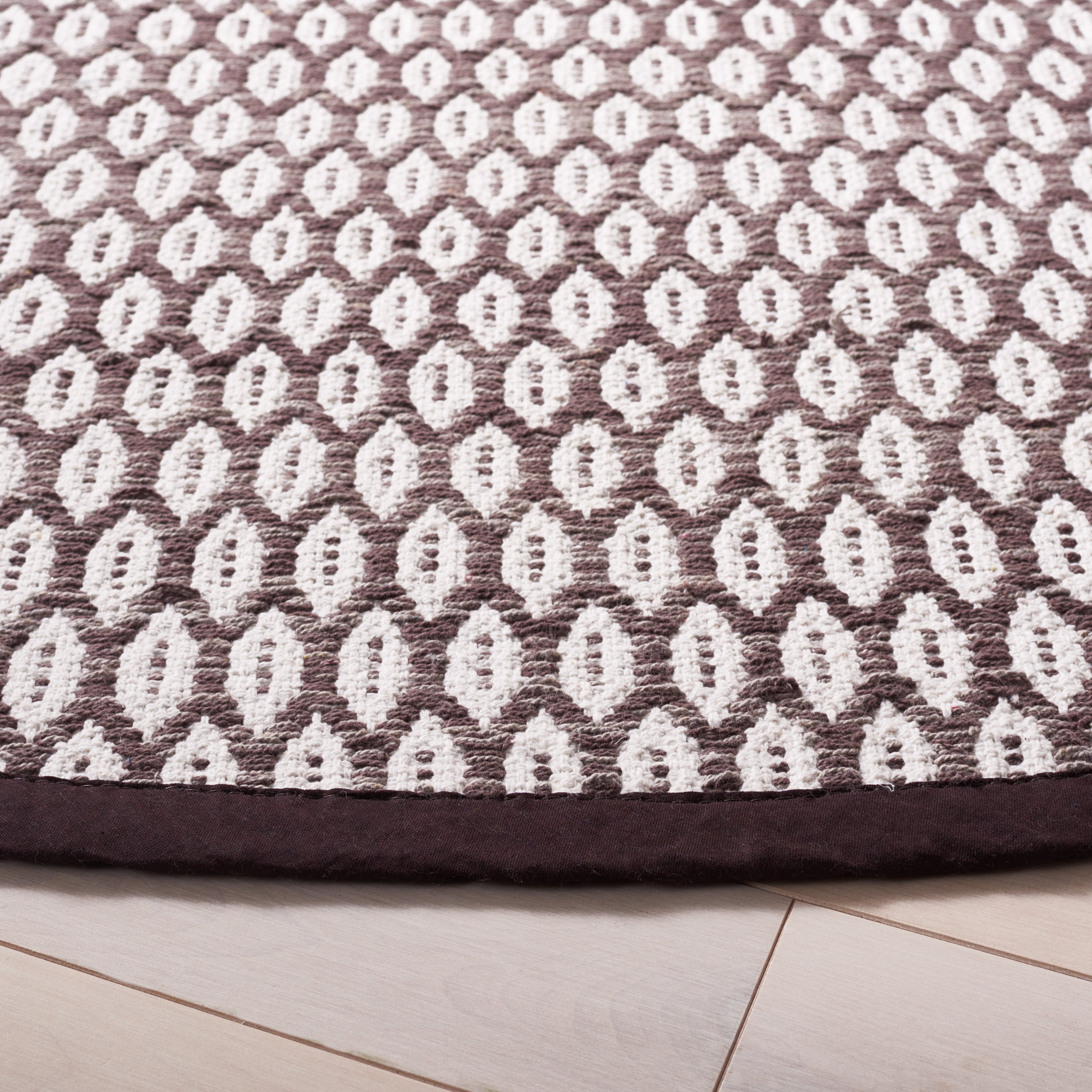 SAFAVIEH Montauk Crystal Geometric Cotton Area Rug, Charcoal/Ivory, 6' x 6' Round