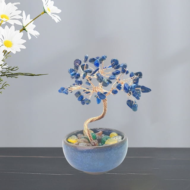 xihbxyly adorno de cristal para árbol de la abundancia, artesanal, 8 — Mini árbol de alambre dorado con hojas de piedras azules en maceta redonda azul con guijarros decorativos; toma frontal centrada sobre escritorio, decoración espiritual para hogar y oficina, ideal como regalo.