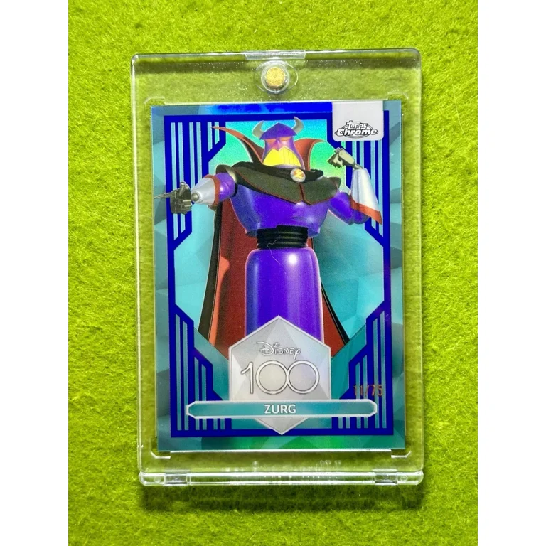 レア disney PIXAR TOY STORY タペストリー ラグUSA製 ZURG Disney 100 BLUE REFRACTOR #/75 SSP Toy Story CARD 2023 Topps