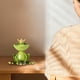 thumbnail image 4 of Figuras divertidas de ranas haciendo yoga, regalo original, adorno hecho a mano, decoración de resina verde corona, 4 of 9