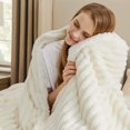 thumbnail image 1 of Manta Sherpa Queen para invierno, 230 x 230 cm, color blanco, 1 of 6