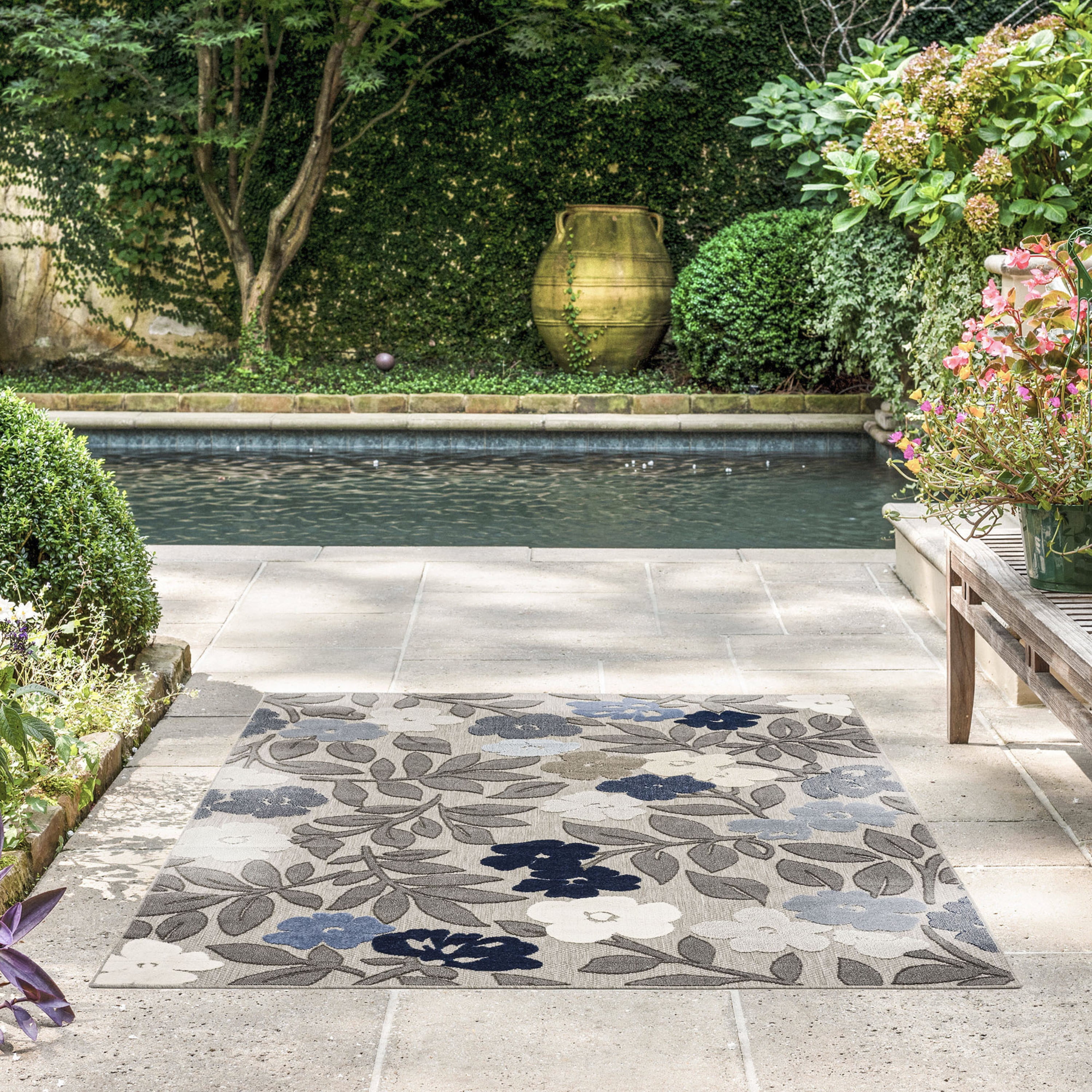 Oasis Modern Floral Blue and Cream Polypropylene Indoor Outdoor Area Rug, 5'x5' Round