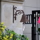 thumbnail image 3 of Escultura decorativa de pared de hierro fundido con forma de campana de mano para jardín exterior. Campana de vid, 3 of 8
