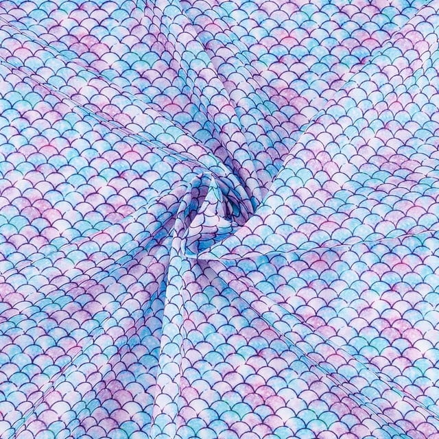 Tela con estampado de escamas (sin elástico), 99 x 145 cm, color lila claro y azul, de poliéster.