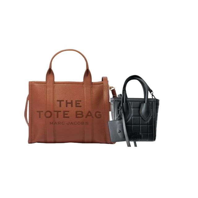 2 pack de bolsas marc jacobs piel mediana y mini tote steve madden, set color camello: tote mediana en piel plena flor 34 x 27 x 15 cm con asas superiores, cierre de cremallera superior grueso y logo marcado "THE TOTE BAG MARC JACOBS"; mini tote acolchado con monedero de 10 x 7 x 1 cm sujeto a la correa. Vista frontal, ambos bolsos centrados sobre fondo blanco.