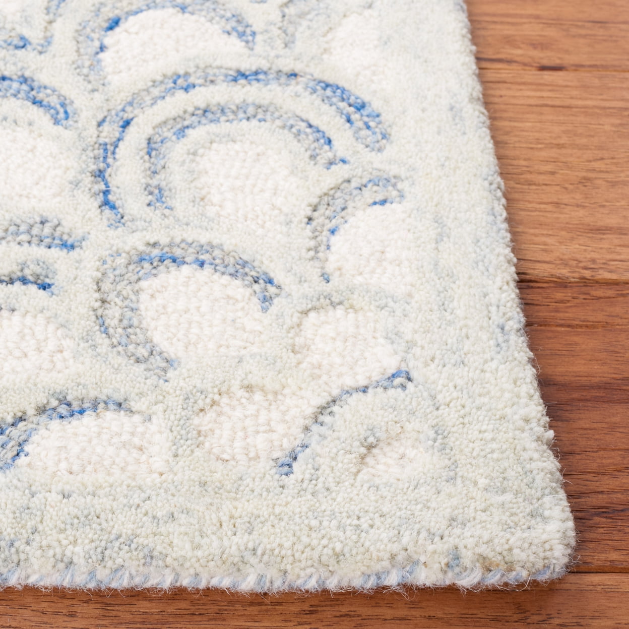 SAFAVIEH Metro Denholm Medallion Area Rug, Blue/Ivory, 4' x 6'