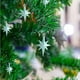 thumbnail image 5 of Juego de adornos para árbol de Navidad | Colgante de estrella octogonal | Adornos de plástico con perlas en rojo, azul, dorado, café, naranja y rosa | Decoración navideña fácil de colgar para, 5 of 6