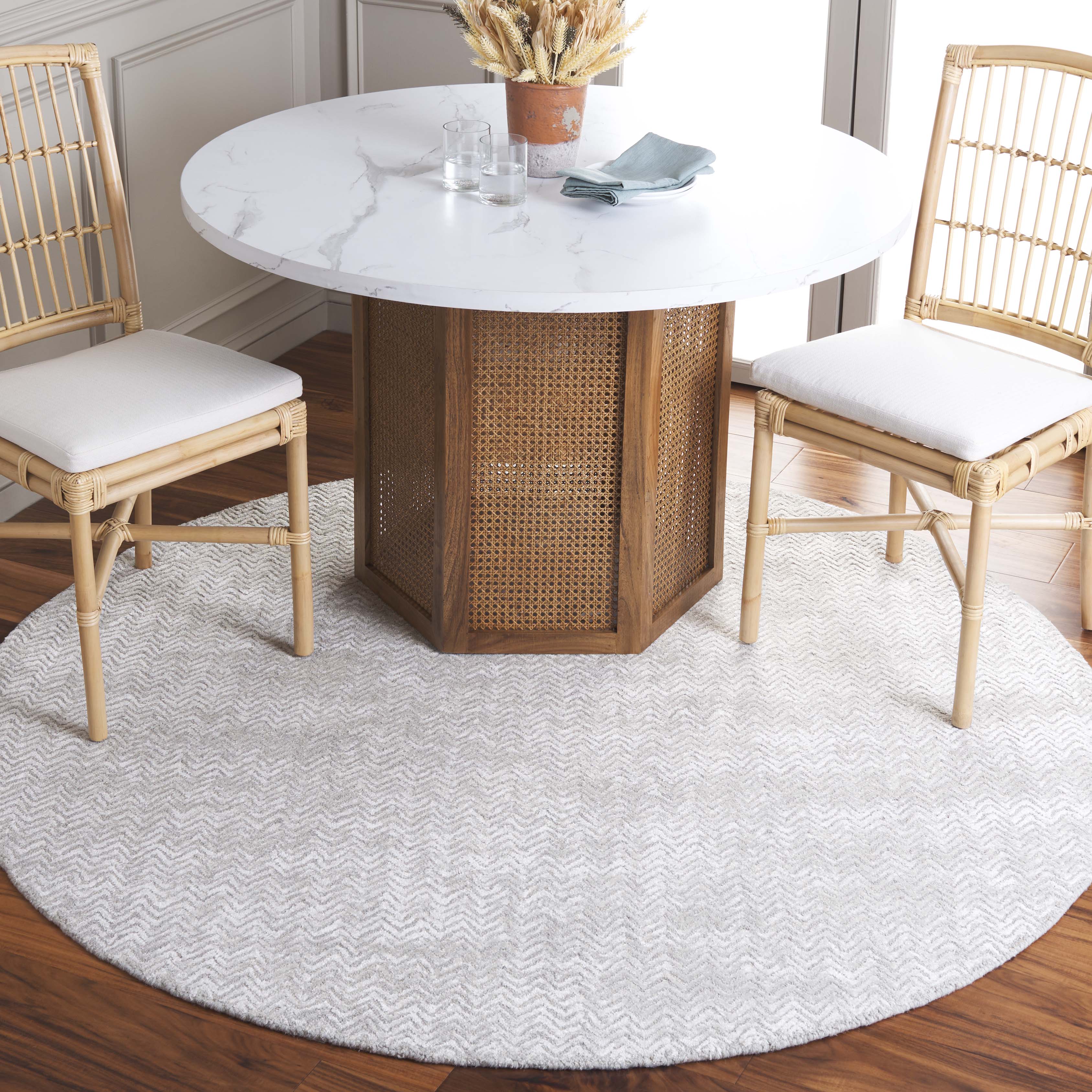SAFAVIEH Glamour Flanagan Wavy Striped Area Rug, Gray/Ivory, 6' x 6' Round