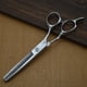 thumbnail image 4 of Tijeras profesionales de doble filo para cortar el pelo, tijeras de peluquería para uso doméstico (17 cm) (estilo aleatorio), 4 of 6