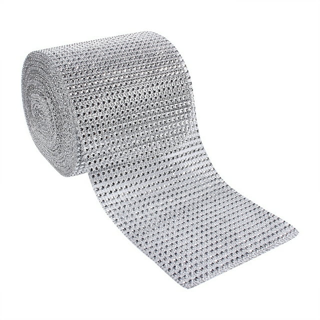 rollo de cinta de malla de diamantes de imitación nikoumx plástico plateado 10 yardas, vista 3/4 frontal con la tira parcialmente desenrollada; malla plástica galvanizada de 24 filas de diamantes simulados, aprox. 4.75" (12 cm) de ancho y 10 yardas de largo, diamantes simulados de ~4 mm en patrón plateado brillante sobre fondo blanco; adecuada para envolver candelabros, jarrones o decorar mesas y cajas de regalo.