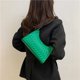 thumbnail image 4 of Bolso de mano femenino de un solo hombro con pliegues de moda de invierno 2025, nuevo estilo retro con sangría occidental, estilo occidental simple y popular., 4 of 5