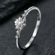 thumbnail image 1 of Anillo de dedo simple con incrustaciones de circonitas y corte de copo de nieve en forma de flor en plata esterlina S925, 1 of 5