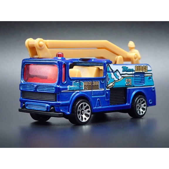 Open Box FIRE ENGINE TRUCK SNORKEL NORTH CAROLINA 1:64 MB SCALE DIORAMA DIECAST MODEL CAR