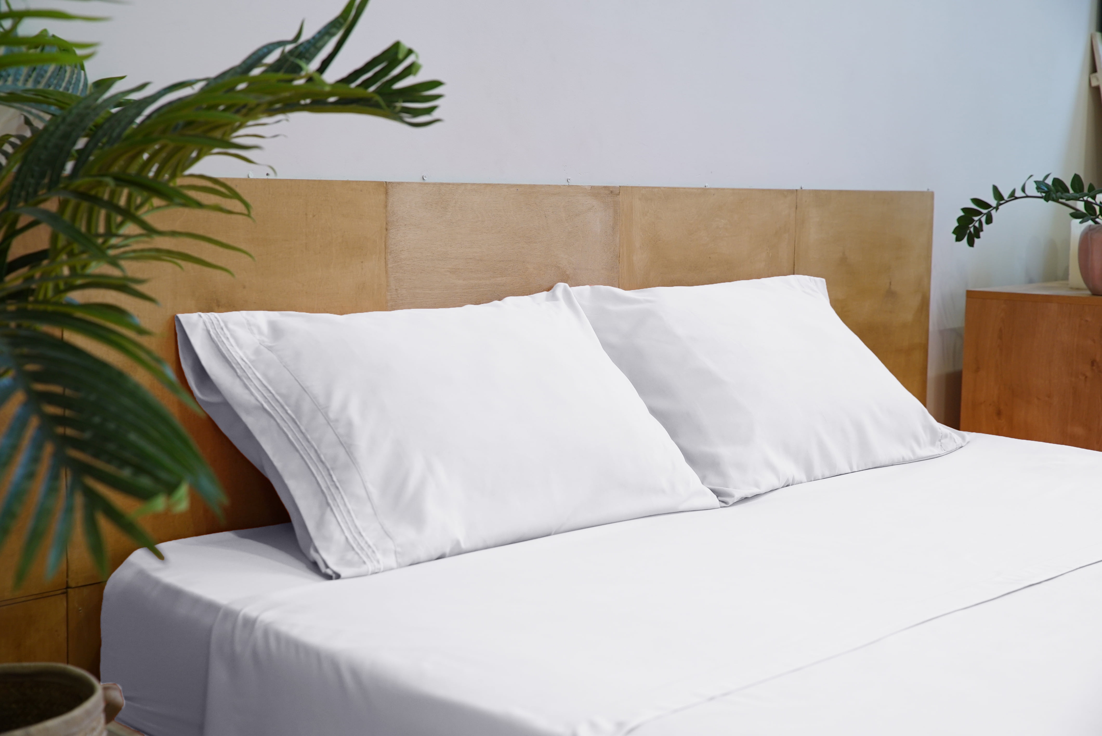 Mezzati Brushed Microfiber Bed Sheet Set - Ultra Soft and Lightweight for Ultimate Sleep Comfort, Wrinkle Free and Color Fade Resistant, 4pc Queen White
