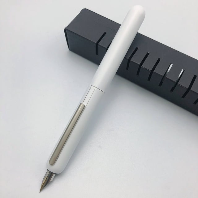 pluma estilográfica lm focus 3 serie de diálogo de titanio negro 14k punta dorada tinta papelería escuela y oficina nueva venta — Pluma estilográfica con cuerpo metálico (color indicado en el título: titanio negro), clip plateado y plumín dorado 14k visible; longitud aprox. 14,5 cm, convertidor tipo giratorio y punta 0,5 mm; fondo con caja negra minimalista. También se usa a menudo para caligrafía ligera y notas profesionales.