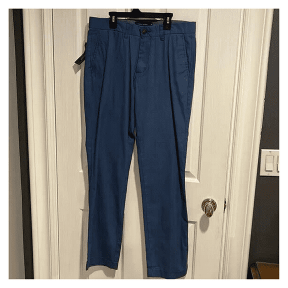 TOMMY HILFIGER Men's Tailored Fit Chino Flat Front Pants, Masters Navy, 32W-30L