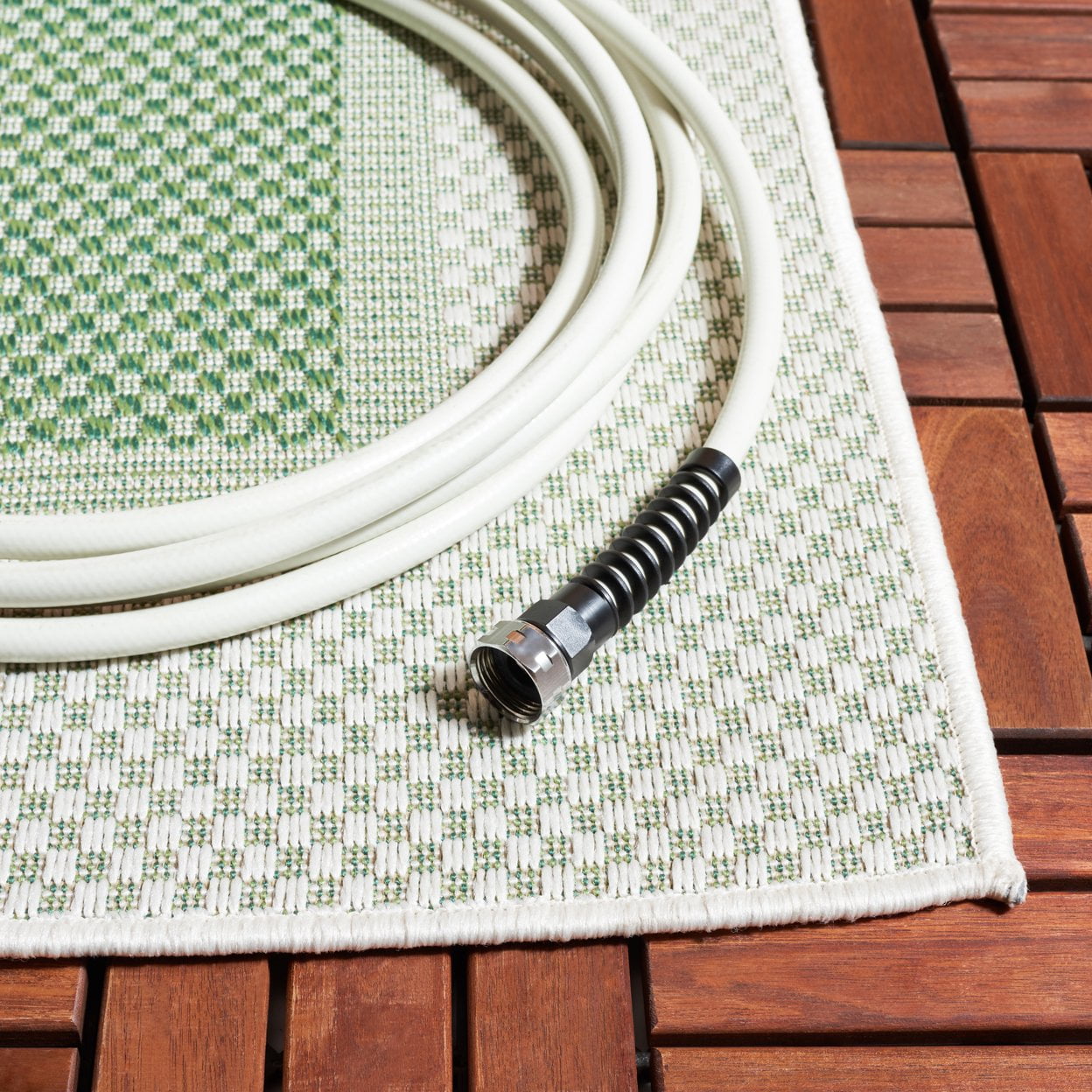 SAFAVIEH Machine Washable Rug Indoor/Outdoor Bermuda Collection - Bermuda David Plaid Indoor/Outdoor Area Rug, Green/Ivory, 6'7" x 6'7" Round