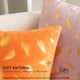 thumbnail image 3 of Paquete de 2 fundas de almohada decorativas navideñas de 18 x 18 pulgadas con hojas de plumas doradas, almohadas cuadradas de terciopelo, 3 of 6