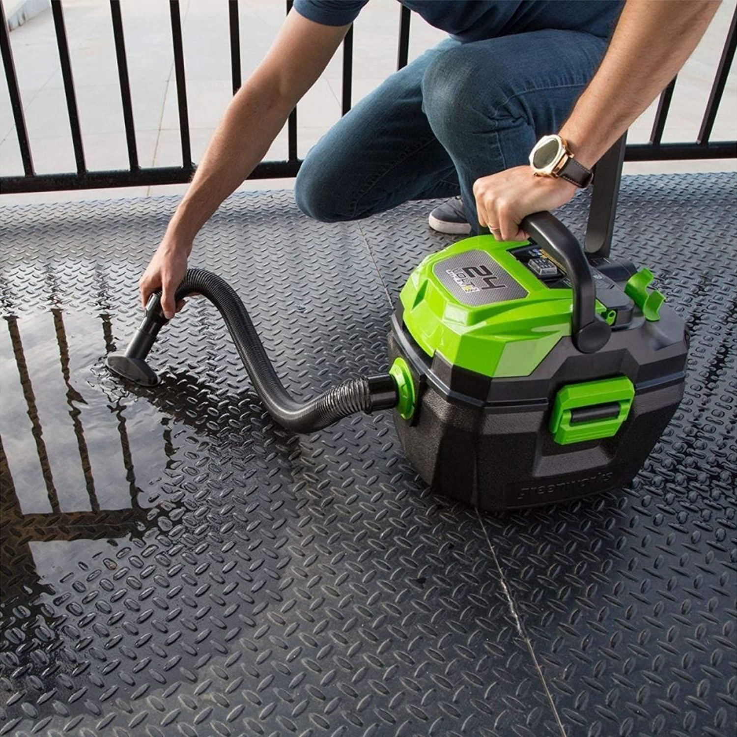 Greenworks 24V Cordless Gallon Wet Dry Shop Vacuum with 2.0 Ah Battery 