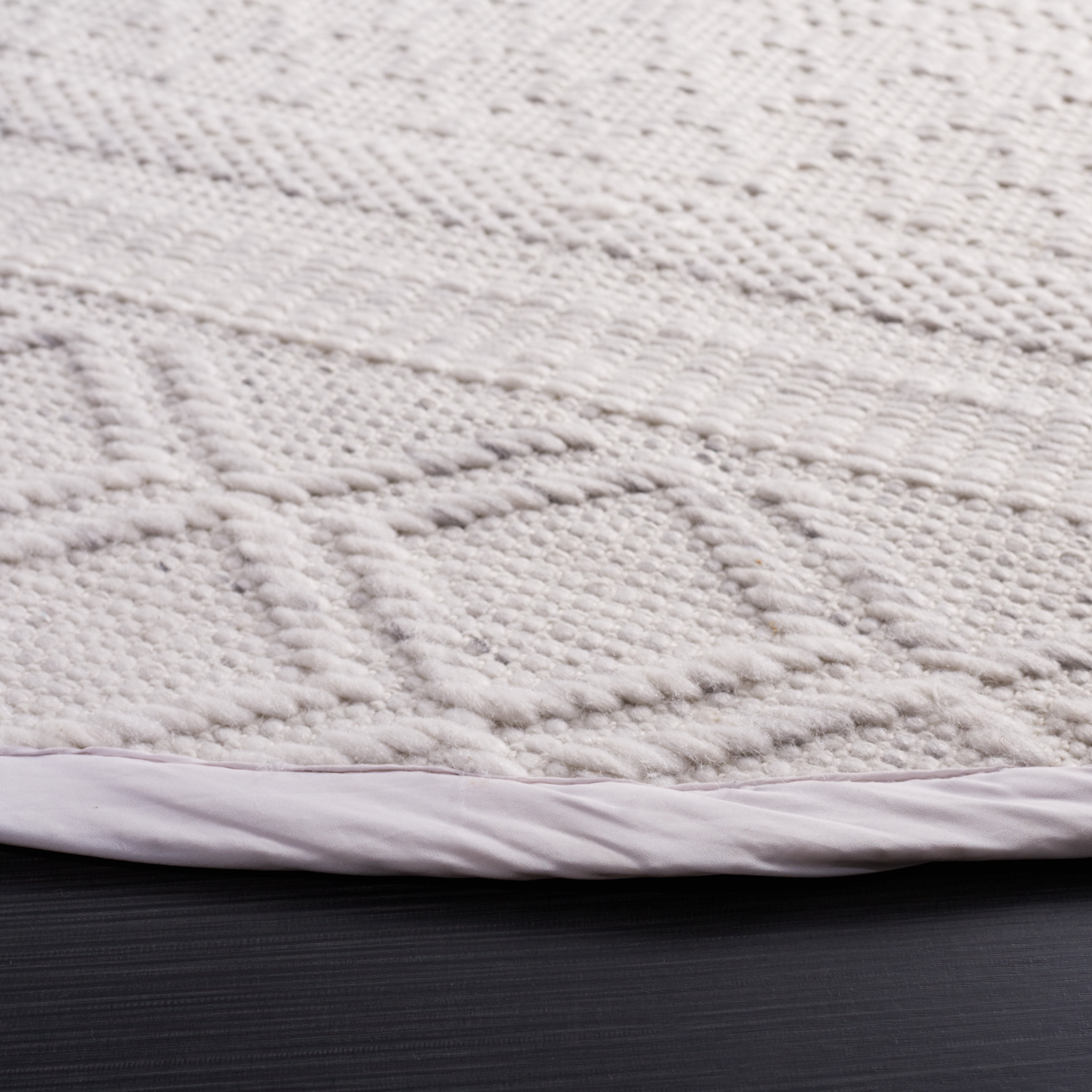 SAFAVIEH Natura Felicity Geometric Polyester Area Rug, Ivory, 6' x 6' Round