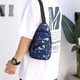 thumbnail image 4 of Fiudx Bolsa de Pecho para Hombre, Ligera, para Deportes Al Aire Libre, con Múltiples Compartimentos, Práctica Estructura de Doble Capa, Ideal para Viajes y Ocio, de Nailon Resistente, Tamaño 25 X 18, 4 of 4