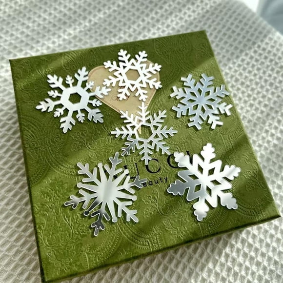 Adorno para tartas Snlioek, acrílico, con forma de copo de nieve navideño (6 unidades), color blanco