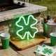 thumbnail image 4 of Luz LED de trébol para el Día de San Patricio – Decoración verde colgante alimentada por batería y USB • 24x24cm • Plástico • Soporte de ventosa para paredes interiores, puertas y cristales, 4 of 6