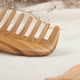 thumbnail image 4 of Peine de madera de sándalo con dientes anchos y rizado para masaje del cuero cabelludo, para mujeres y niñas (café), 4 of 7