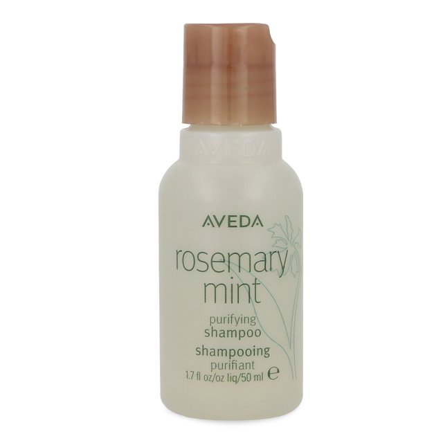 shampoo aveda rosemary mint purifying shampoo 50 ml, vista frontal centrada de botella translúcida blanca con tapa rosada y logo Aveda; etiqueta con texto 'rosemary mint purifying shampoo' y grafismo de planta, shampoo purificador que clarifica el cabello dejándolo limpio, reajustado y brilloso. Suele usarse como tamaño de viaje o muestra.