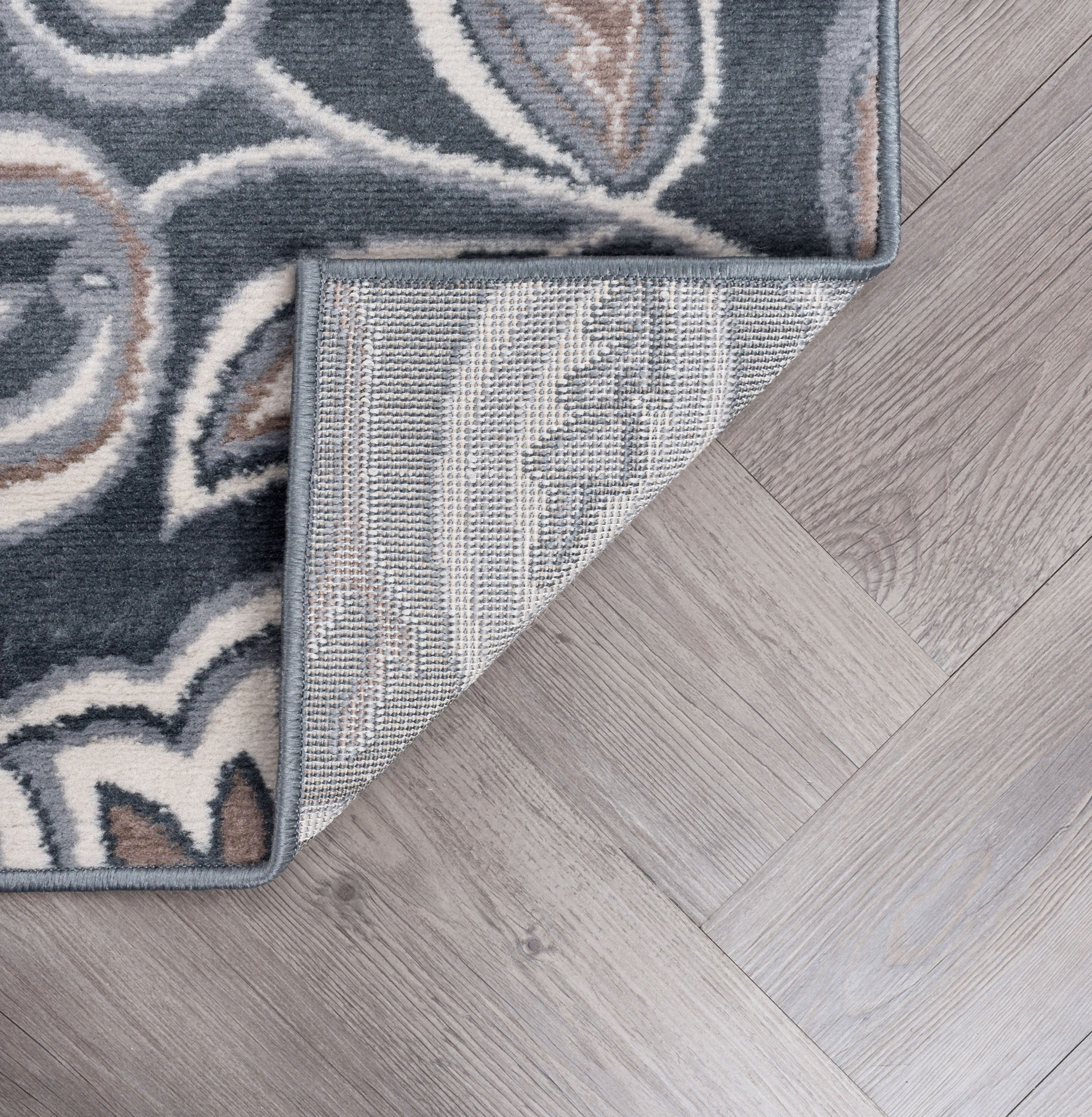 Madison Transitional 5' x 7' Gray and Cream Polypropylene Indoor Area Rug