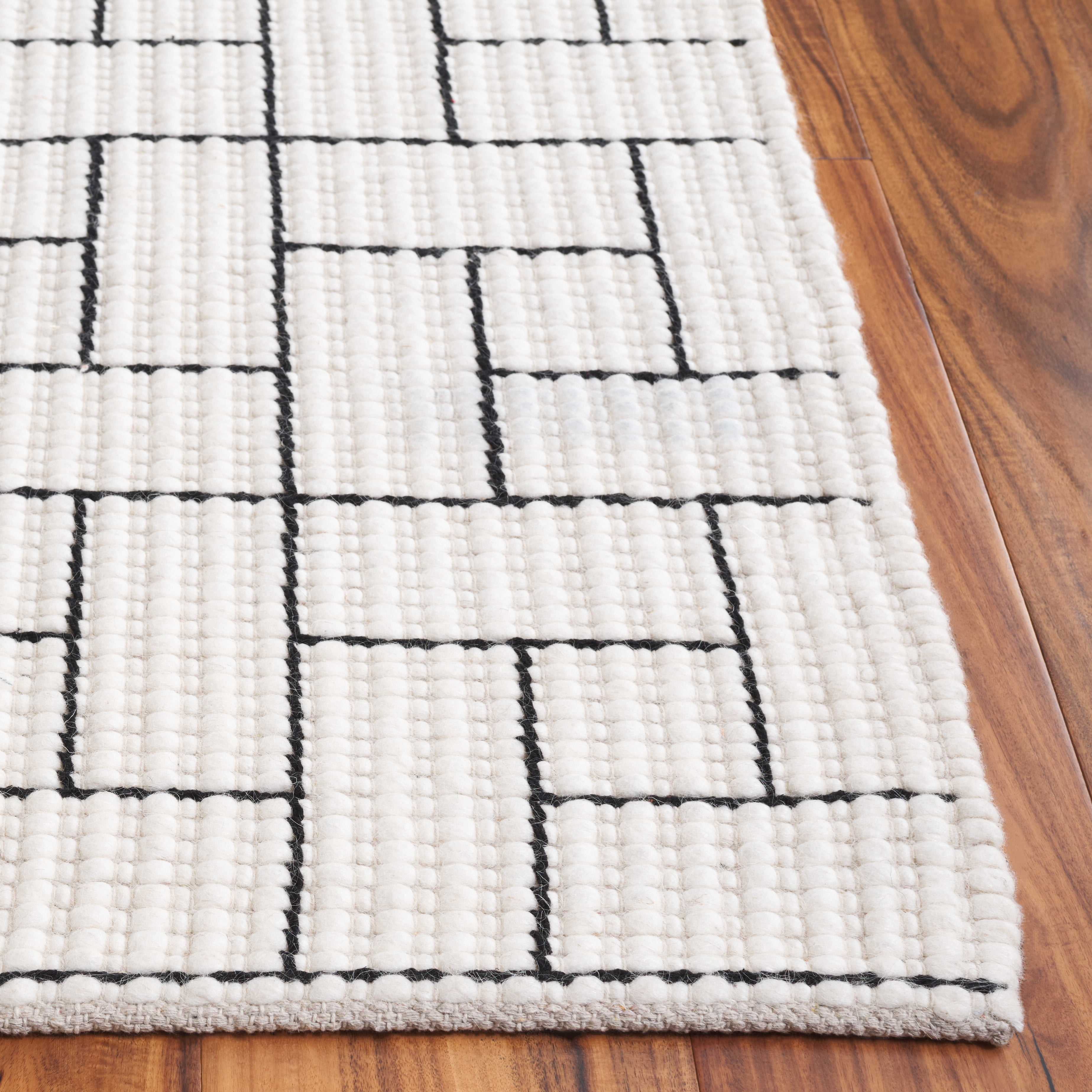 SAFAVIEH Natura Philander Geometric Area Rug, Ivory/Black, 8' x 10'
