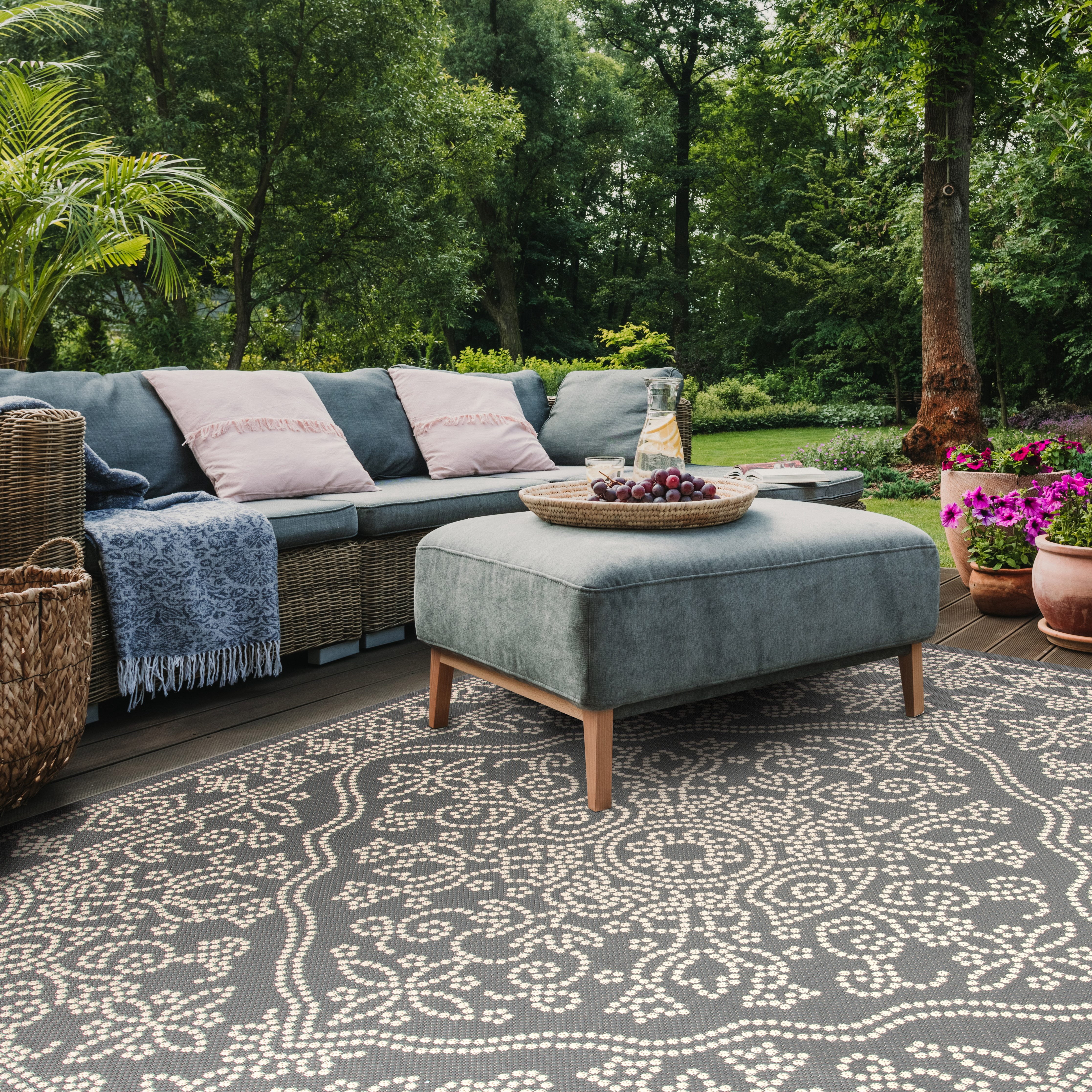 SAFAVIEH Courtyard Henrietta Medallion Indoor/Outdoor Area Rug, Anthracite/Beige, 8' x 11'
