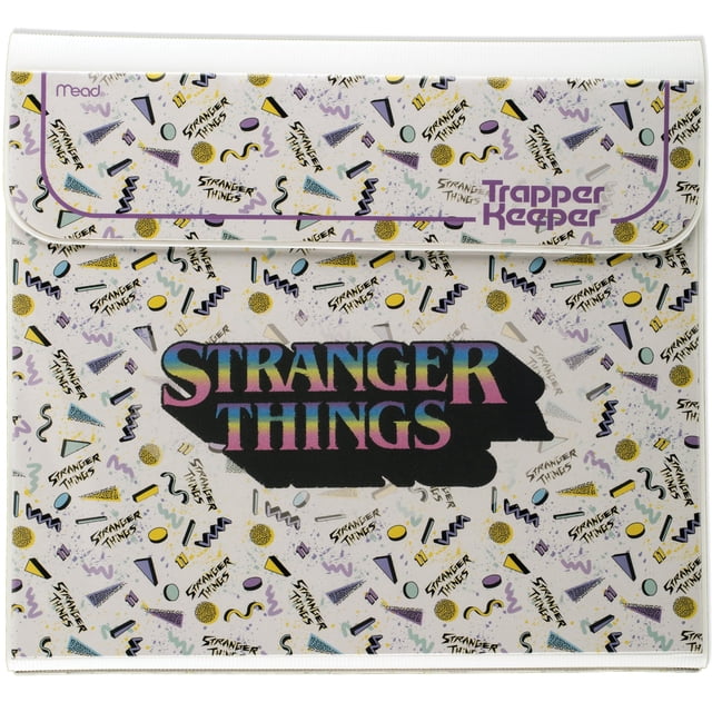 carpeta mead trapper keeper stranger things de 2,54 cm con bolsillos carpeta escolar con anillos metálicos, cierre de velcro y bolsillo interior; frente con gran logotipo "Stranger Things" en degradado sobre patrón geométrico retro, diseñada para papeles 21,6 x 27,9 cm.