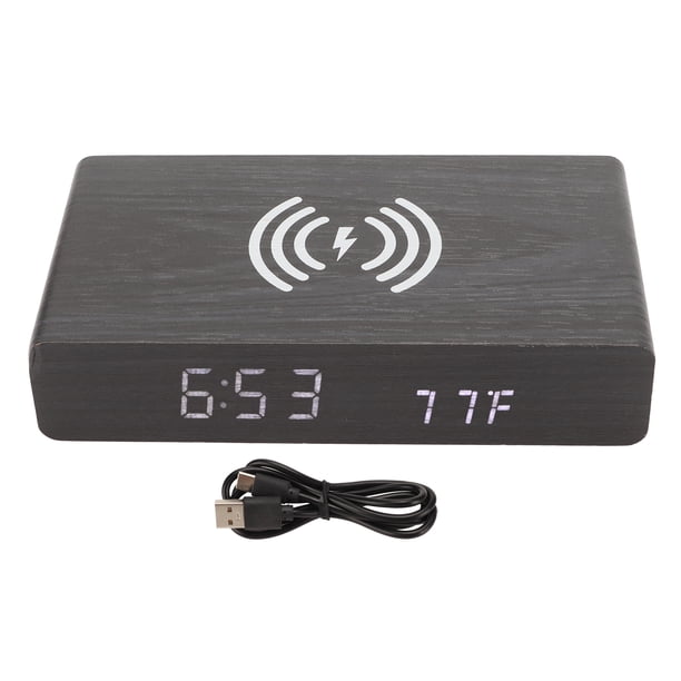 Reloj digital de madera negra con luz LED blanca y carga inalámbrica para dormitorio.