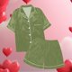 thumbnail image 5 of Conjunto de dos piezas para mujer con camiseta de manga corta y cuello en V y pantalones cortos, ideal para el verano y el ocio deportivo., 5 of 7